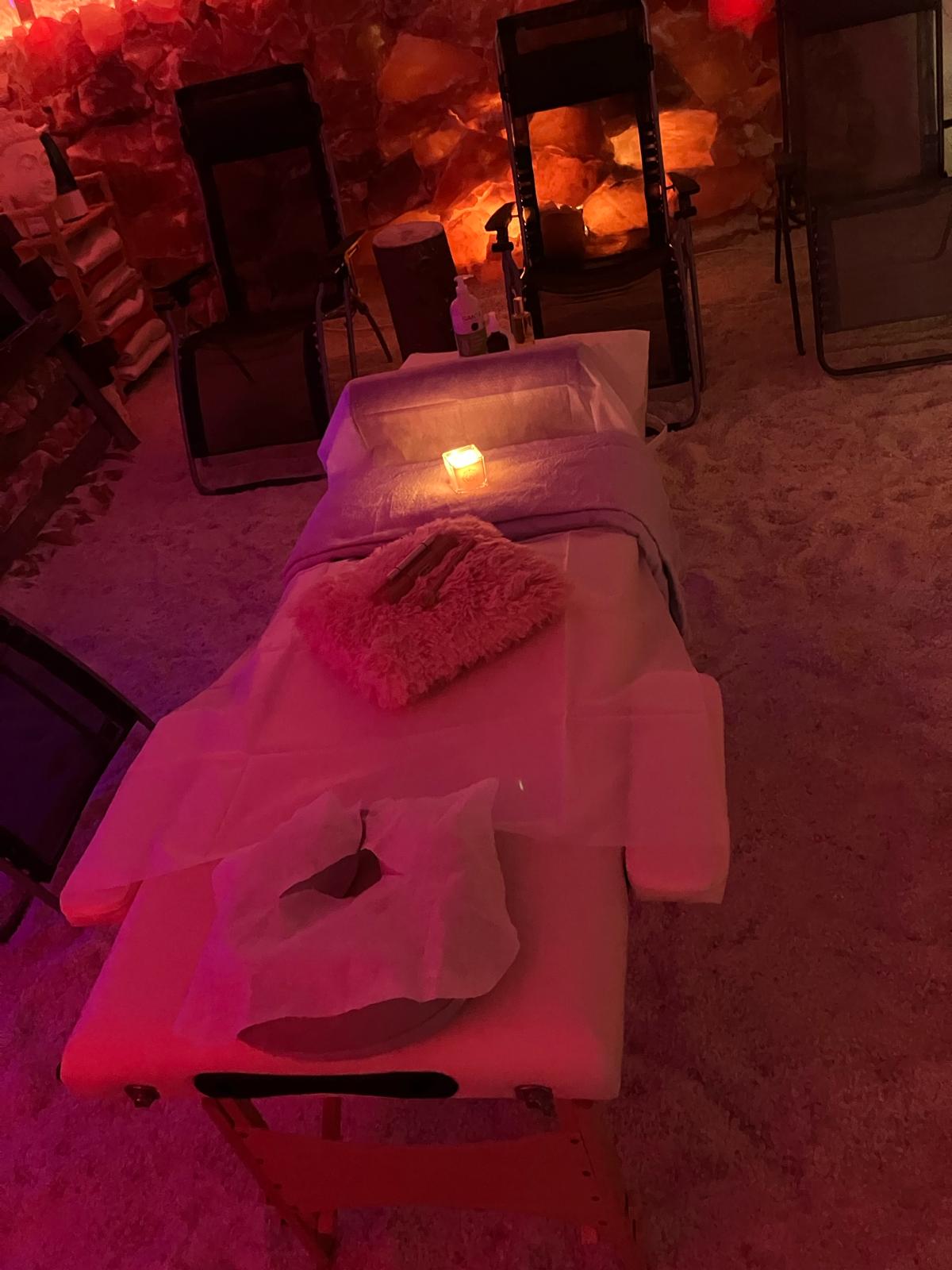 Massageliege in der Salzgrotte